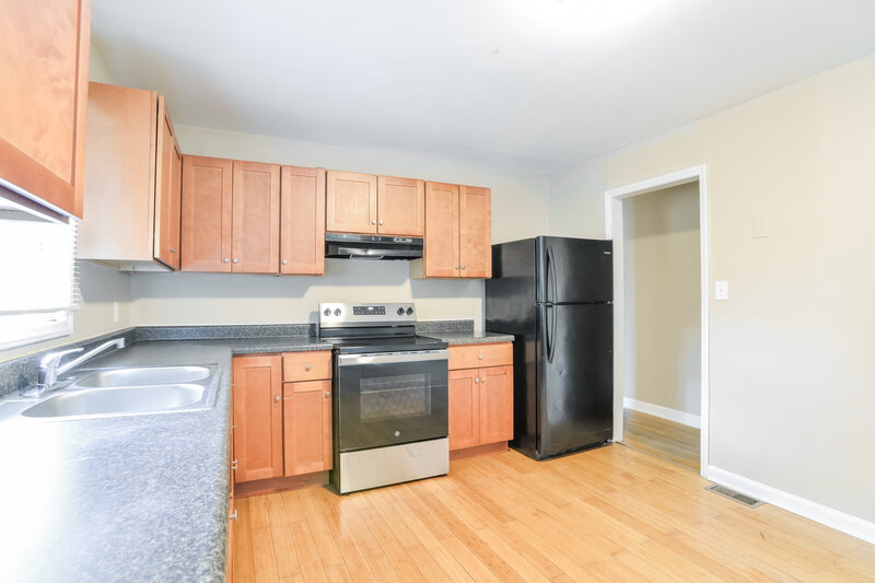 1,675/Mo, 3304 Sunset Rd Charlotte, NC 28216 Kitchen View 2