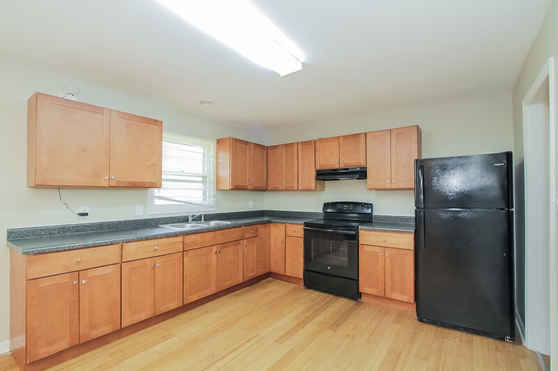 1,700/Mo, 3304 Sunset Rd Charlotte, NC 28216 Kitchen View 2