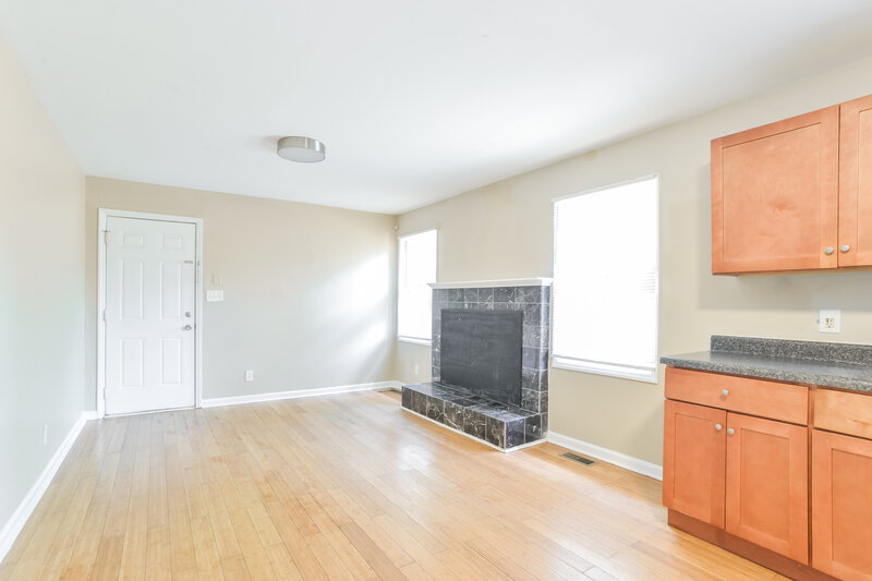 1,675/Mo, 3304 Sunset Rd Charlotte, NC 28216 Family Room View 2