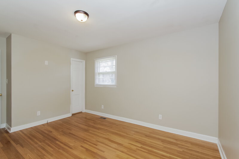 1,700/Mo, 3304 Sunset Rd Charlotte, NC 28216 Main Bathroom View
