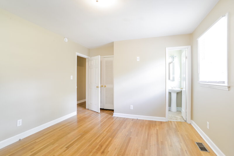 1,675/Mo, 3304 Sunset Rd Charlotte, NC 28216 Main Bedroom View 2
