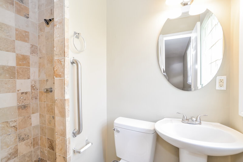1,675/Mo, 3304 Sunset Rd Charlotte, NC 28216 Main Bathroom View