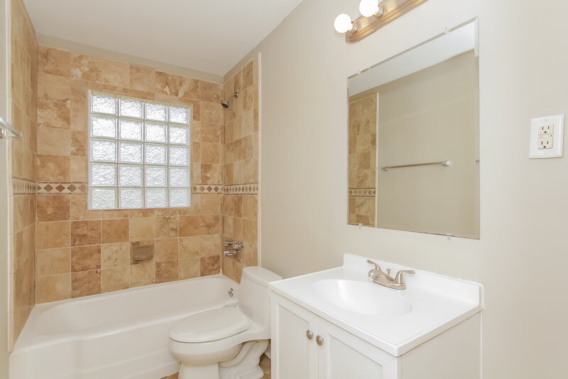 1,700/Mo, 3304 Sunset Rd Charlotte, NC 28216 Bathroom View
