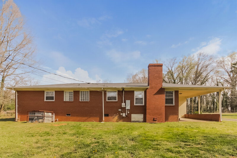 1,700/Mo, 3304 Sunset Rd Charlotte, NC 28216 Rear View