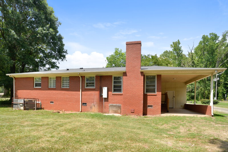 1,675/Mo, 3304 Sunset Rd Charlotte, NC 28216 Rear View