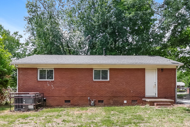 1,635/Mo, 9324 Edgevale Dr Charlotte, NC 28216 Rear View