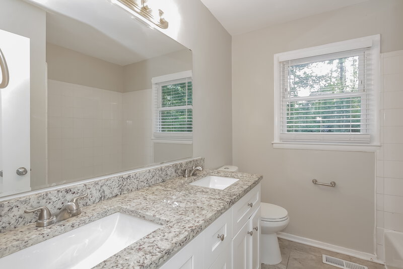 1,670/Mo, 624 Dobson Dr Charlotte, NC 28213 Main Bathroom View