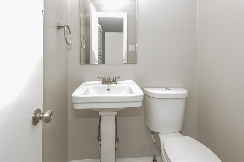 1,670/Mo, 624 Dobson Dr Charlotte, NC 28213 Bathroom View