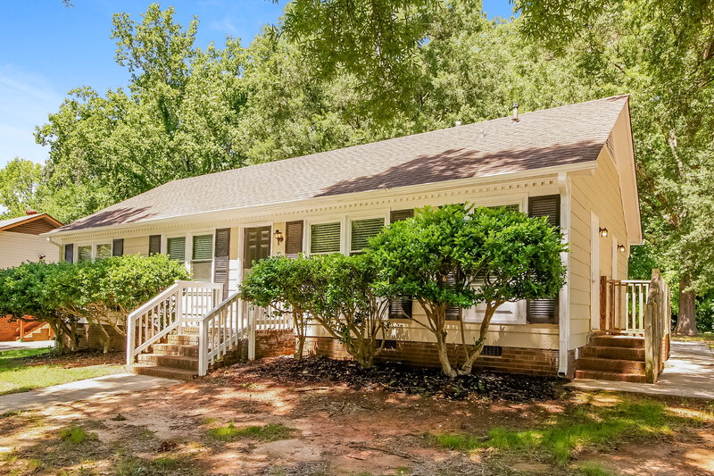 2,410/Mo, 6725 Barrington Dr Charlotte, NC 28215 Front View