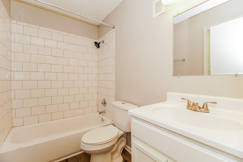 2,410/Mo, 6725 Barrington Dr Charlotte, NC 28215 Main Bathroom View