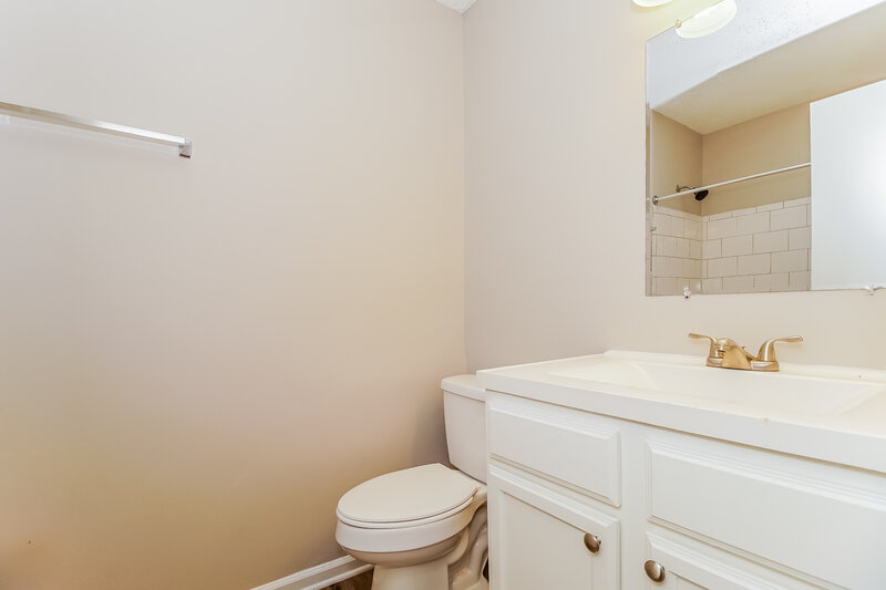 2,410/Mo, 6725 Barrington Dr Charlotte, NC 28215 Bathroom View