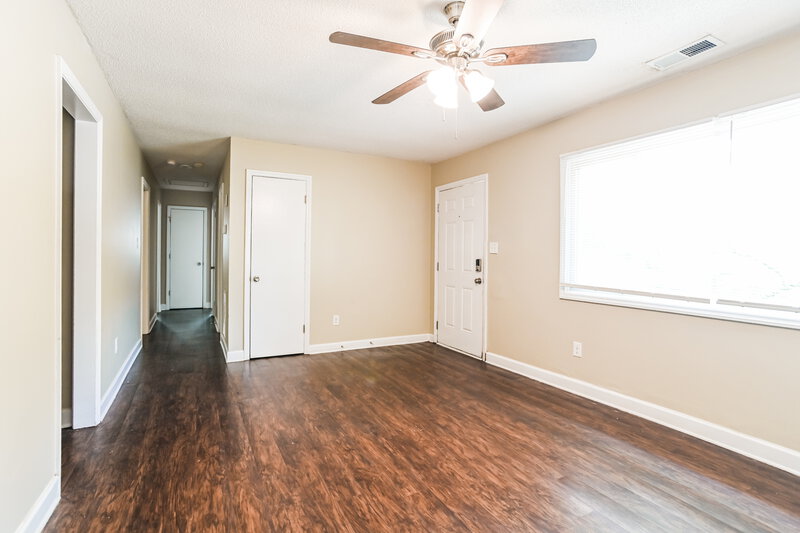 1,545/Mo, 427 Huntsmoor Dr Charlotte, NC 28217 Living Room View 2