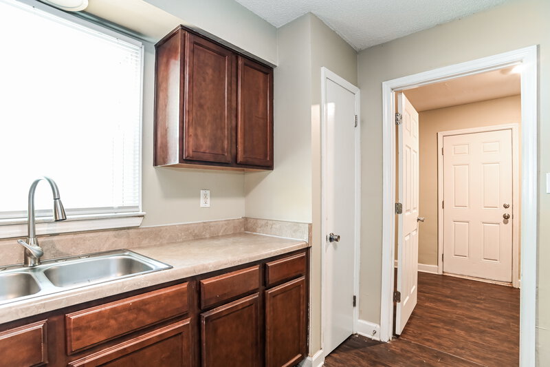 1,545/Mo, 427 Huntsmoor Dr Charlotte, NC 28217 Kitchen View 3
