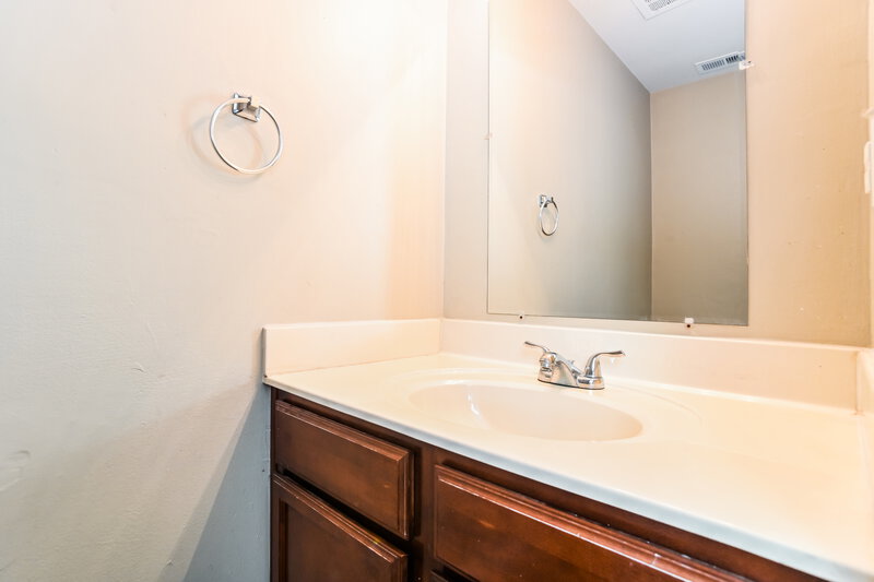 1,545/Mo, 427 Huntsmoor Dr Charlotte, NC 28217 Main Bathroom View
