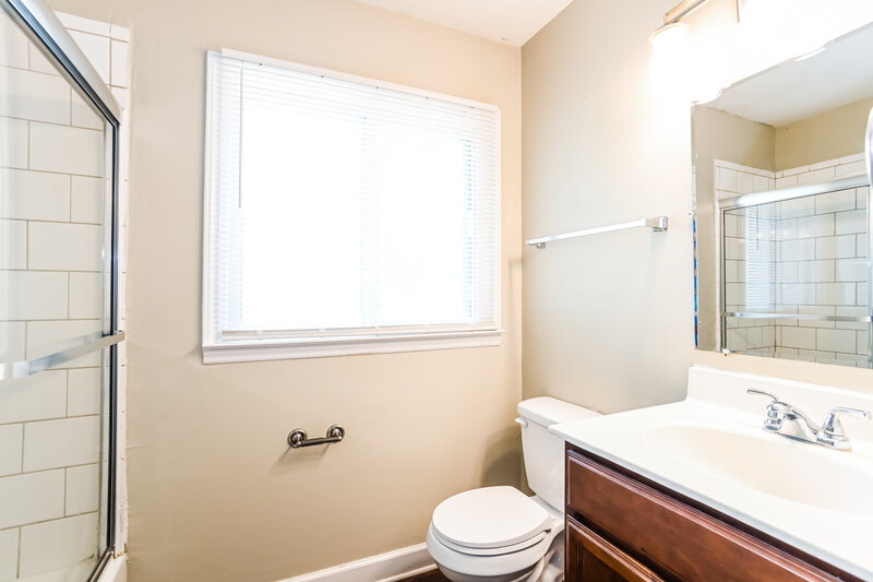 1,545/Mo, 427 Huntsmoor Dr Charlotte, NC 28217 Bathroom View