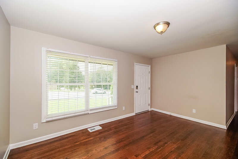1,615/Mo, 528 W Arrowood Rd Charlotte, NC 28217 Living Room View