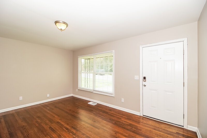 1,615/Mo, 528 W Arrowood Rd Charlotte, NC 28217 Living Room View 2