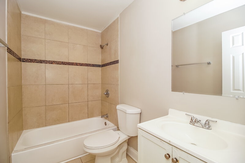 1,615/Mo, 528 W Arrowood Rd Charlotte, NC 28217 Bathroom View