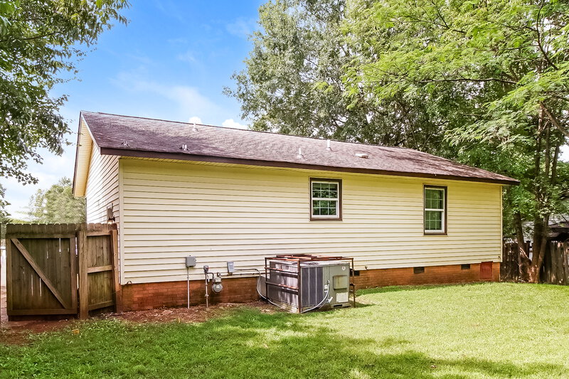 1,615/Mo, 528 W Arrowood Rd Charlotte, NC 28217 Rear View