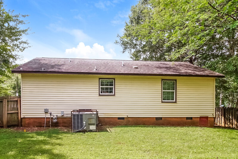 1,615/Mo, 528 W Arrowood Rd Charlotte, NC 28217 Rear View 2