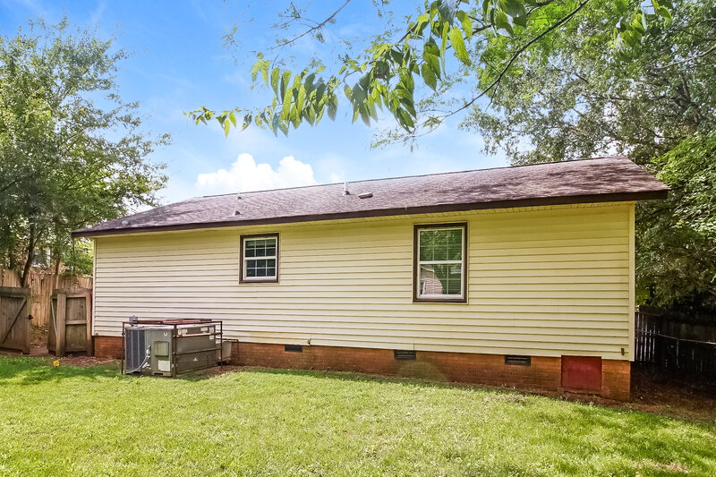 1,615/Mo, 528 W Arrowood Rd Charlotte, NC 28217 Rear View 3