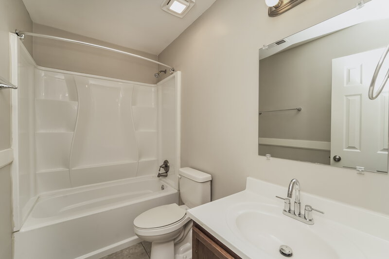 1,640/Mo, 2733 Fairstone Ave Charlotte, NC 28269 Main Bathroom View