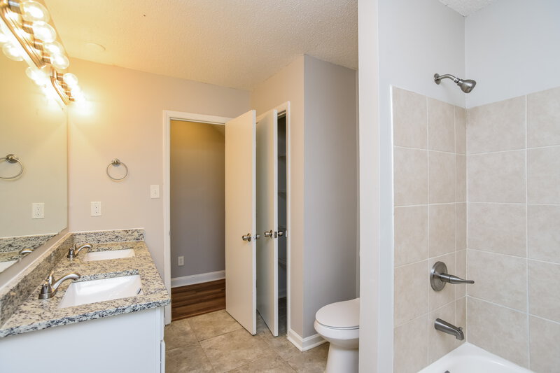 2,210/Mo, 365 Clover Hitch Dr Charlotte, NC 28215 Main Bathroom View