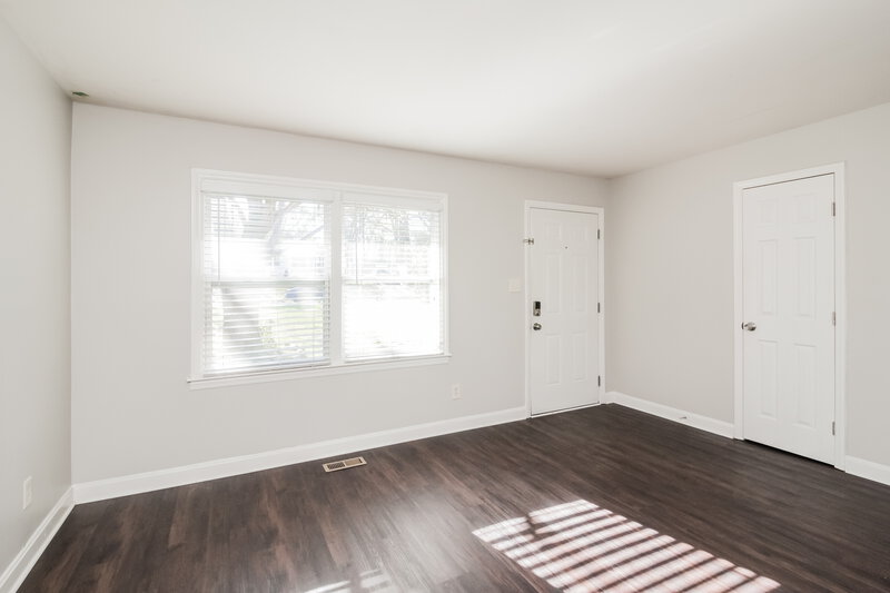 0/Mo, 3700 Sargeant Dr Charlotte, NC 28217 Living Room View 2