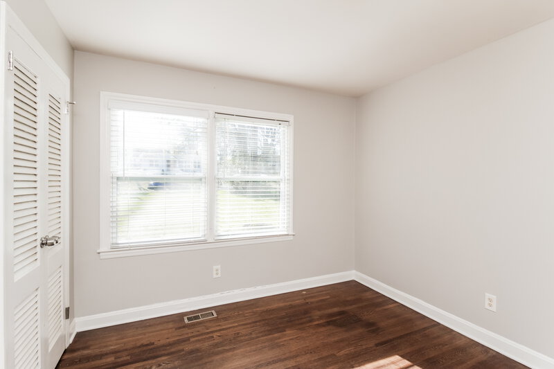 0/Mo, 3700 Sargeant Dr Charlotte, NC 28217 Living Room View 3