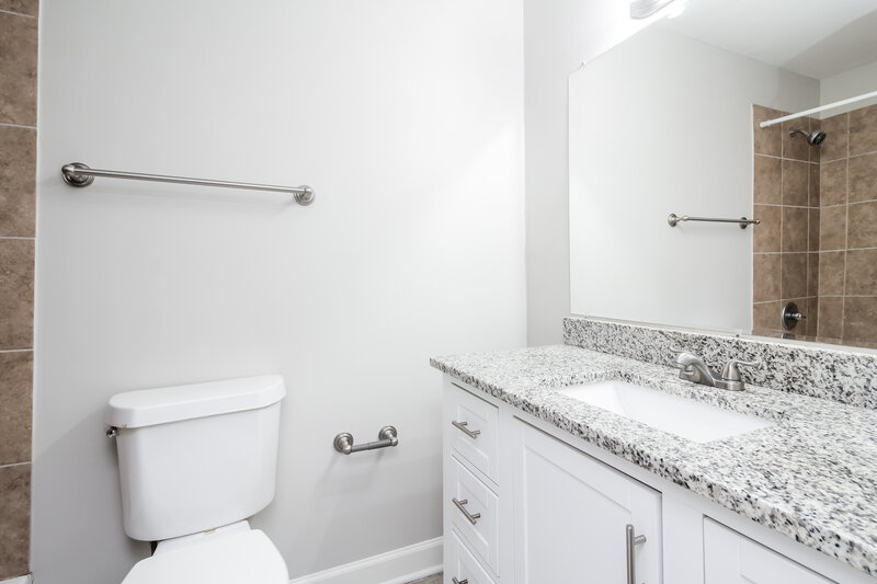 0/Mo, 3700 Sargeant Dr Charlotte, NC 28217 Bathroom View