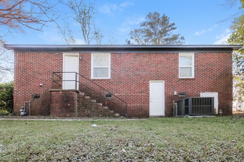 0/Mo, 3700 Sargeant Dr Charlotte, NC 28217 Rear View