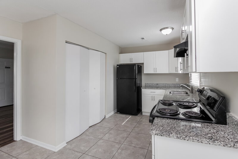 1,665/Mo, 824 Big River Rd Charlotte, NC 28216 Kitchen View 2