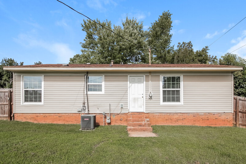 1,665/Mo, 824 Big River Rd Charlotte, NC 28216 Rear View