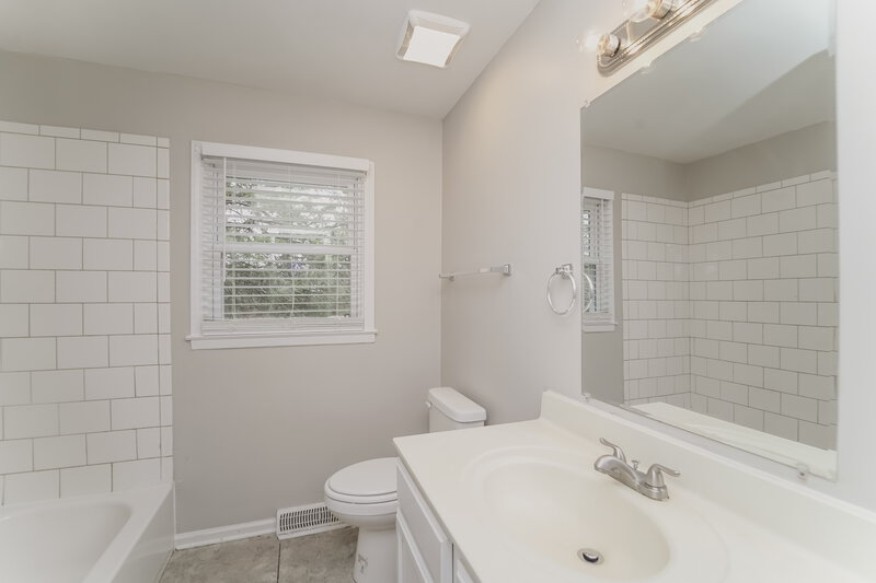1,700/Mo, 6129 Delham Dr Charlotte, NC 28215 Main Bathroom View