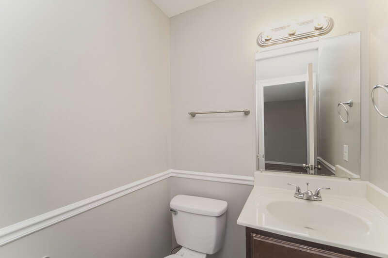 1,700/Mo, 6129 Delham Dr Charlotte, NC 28215 Bathroom View