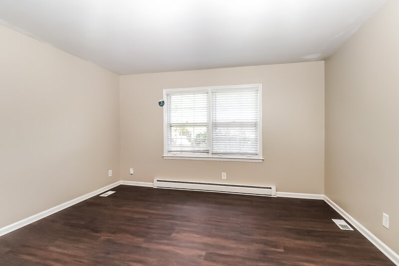 1,550/Mo, 135 Short Hills Dr Charlotte, NC 28217 Living Room View 2