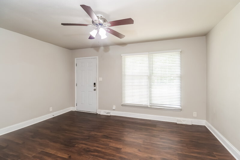1,750/Mo, 401 Sleepy Hollow Rd Charlotte, NC 28217 Living Room View