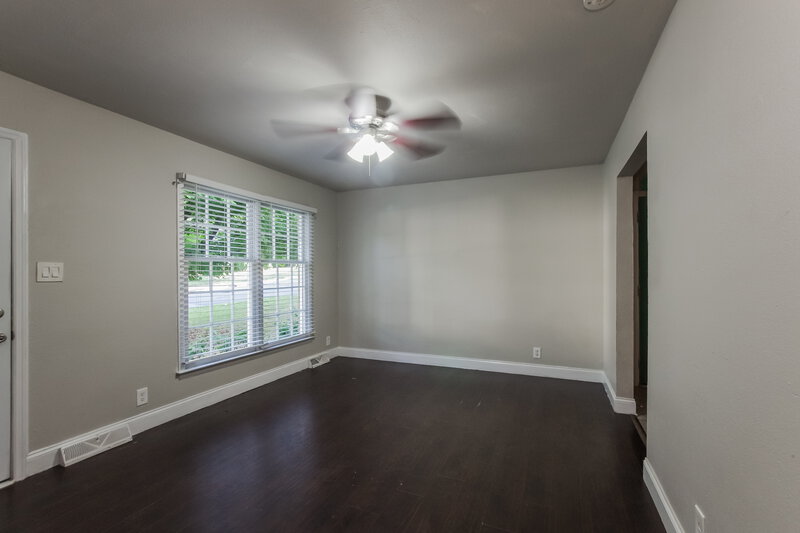 3,150/Mo, 401 Sleepy Hollow Rd Charlotte, NC 28217 Living Room View 2