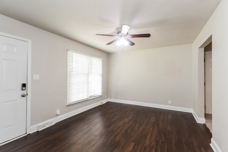 1,750/Mo, 401 Sleepy Hollow Rd Charlotte, NC 28217 Living Room View 2