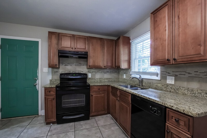 3,150/Mo, 401 Sleepy Hollow Rd Charlotte, NC 28217 Kitchen View 2