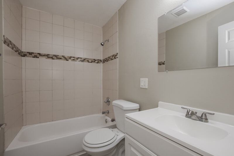 3,150/Mo, 401 Sleepy Hollow Rd Charlotte, NC 28217 Main Bathroom View