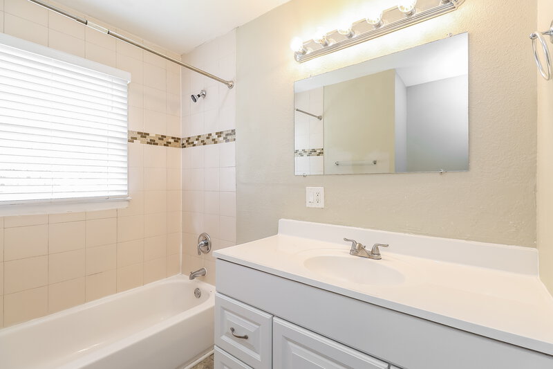 1,750/Mo, 401 Sleepy Hollow Rd Charlotte, NC 28217 Main Bathroom View