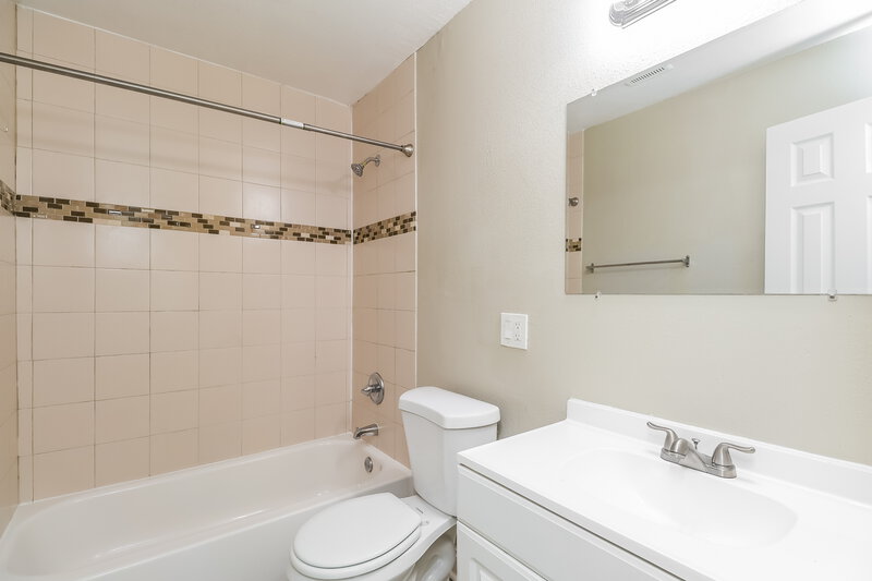 1,750/Mo, 401 Sleepy Hollow Rd Charlotte, NC 28217 Bathroom View