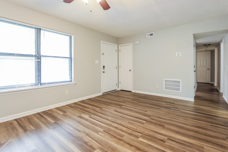 1,480/Mo, 1331 Susan St Charlotte, NC 28208 Living Room View 2