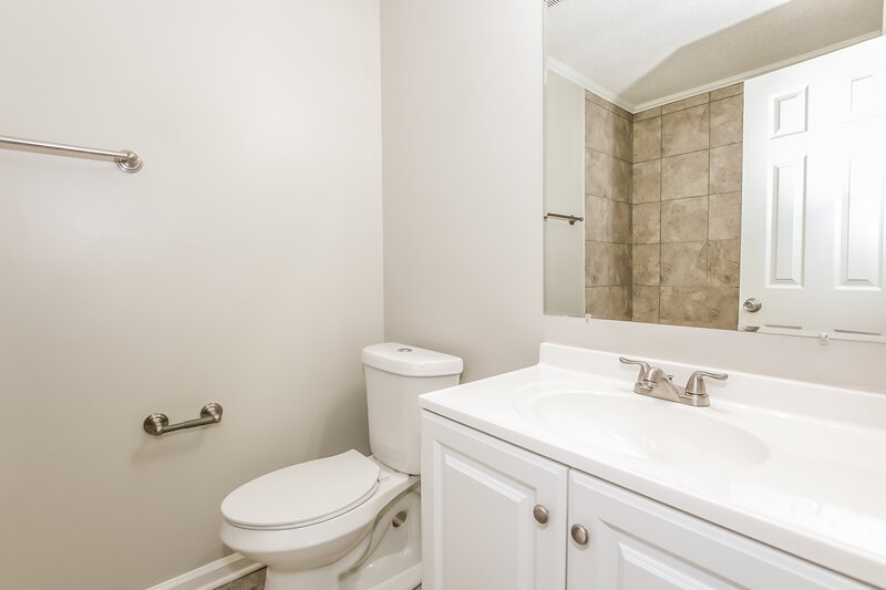 1,480/Mo, 1331 Susan St Charlotte, NC 28208 Bathroom View