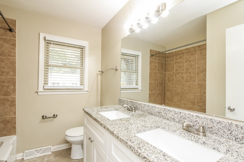 2,020/Mo, 3924 Broadview Dr Charlotte, NC 28217 Main Bathroom View
