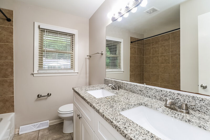 1,795/Mo, 3924 Broadview Dr Charlotte, NC 28217 Bathroom View