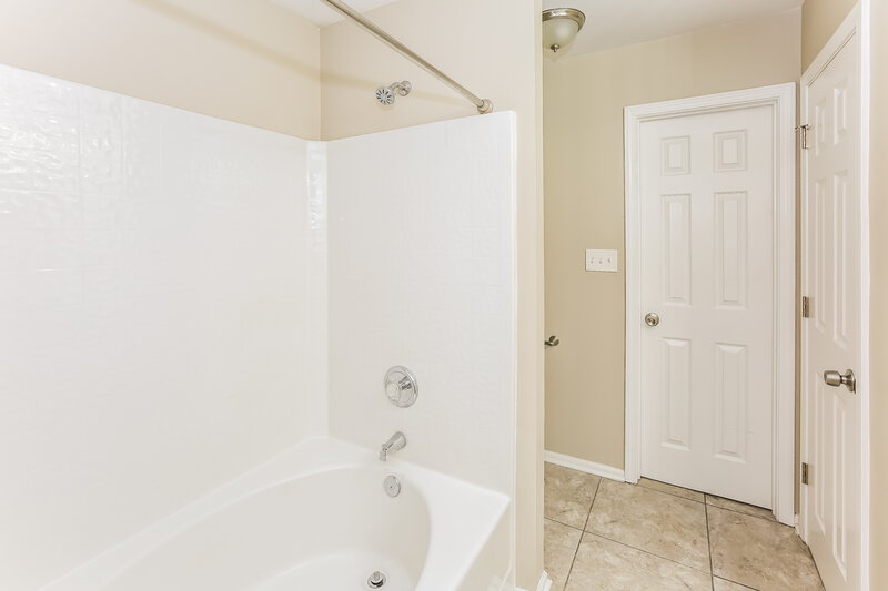 1,985/Mo, 6727 Hidden Forest Dr Charlotte, NC 28213 Main Bathroom View