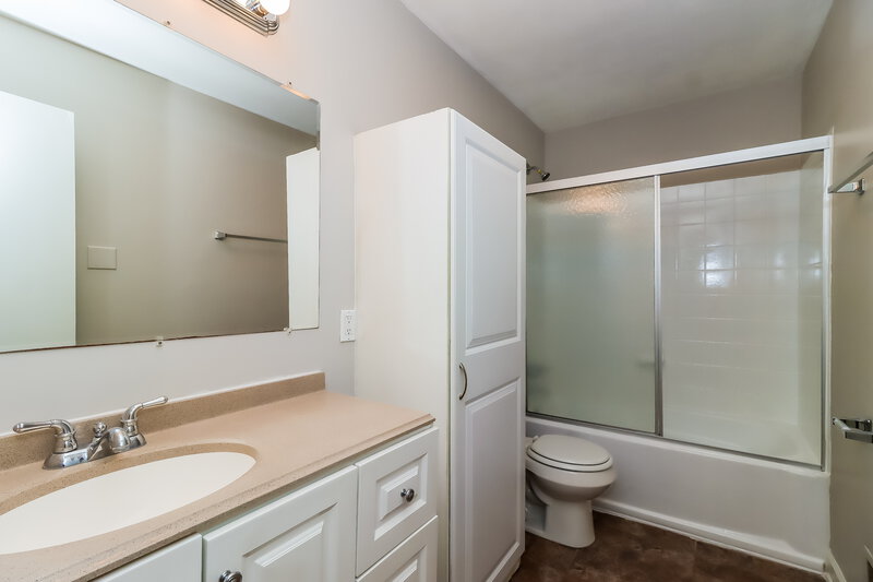1,510/Mo, 8200 Carrolwood Dr Charlotte, NC 28217 Bathroom View