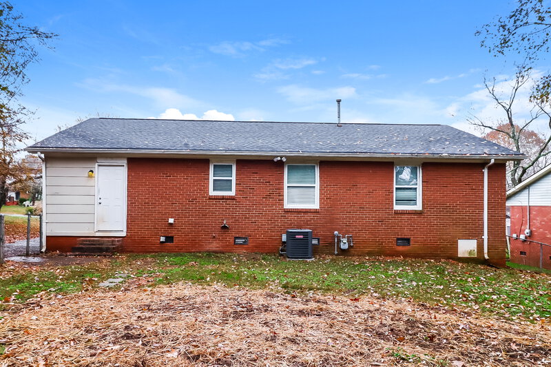 1,510/Mo, 8200 Carrolwood Dr Charlotte, NC 28217 Rear View 2